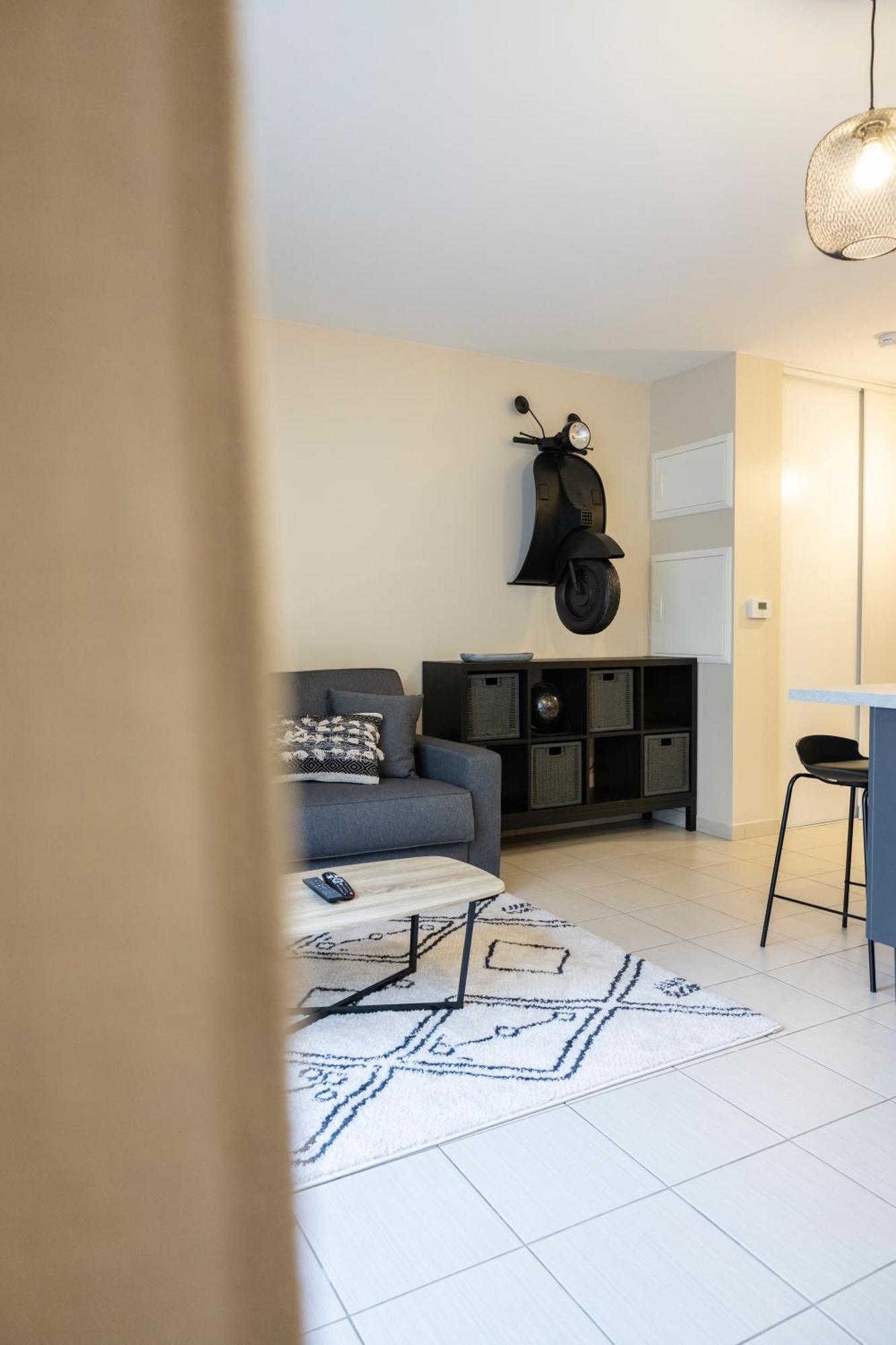 Charmant Studio En Residence Avec Parking Бюсси-Сен-Жорж Экстерьер фото